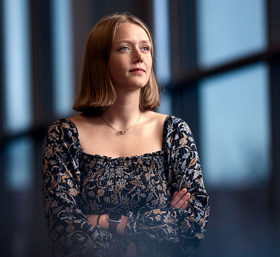 Pete King sits in front of mirrors surrounded by light bulbs