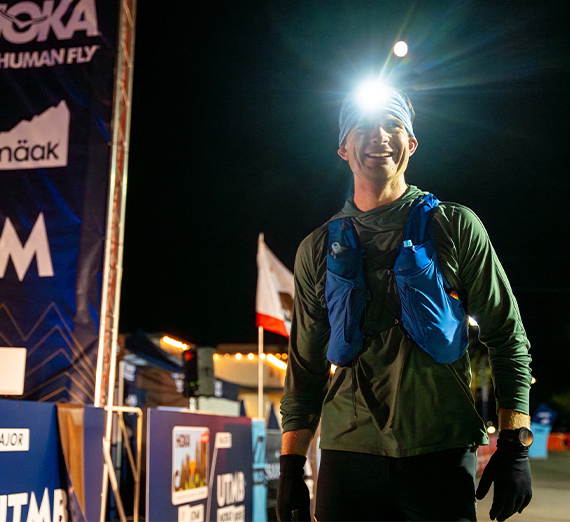 二人の女性と二人の男性が階段に立っている